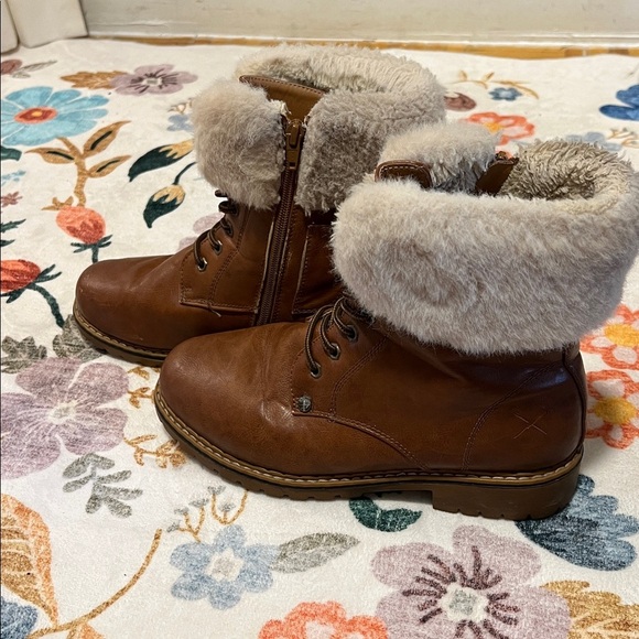 Denver Hayes Tan Leather Boots with Fur Trim - Picture 4 of 5